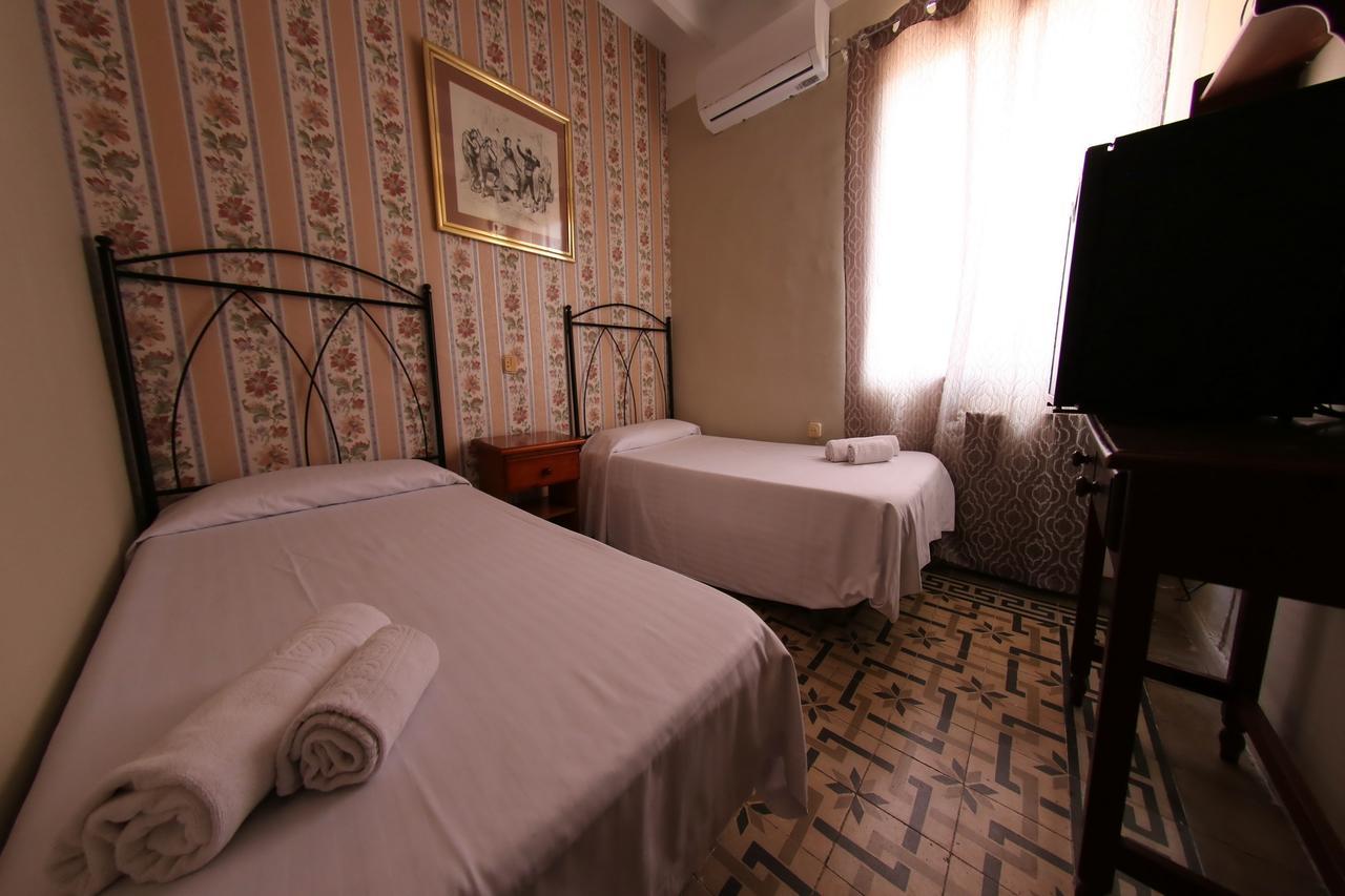 Hostal Santa Teresa 레우스 외부 사진
